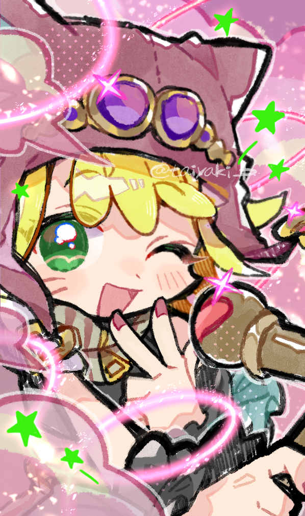 doradorakingyo, amitie (puyopuyo), puyopuyo, puyopuyo quest, commentary request, 1girl, ;d, black shirt, blonde hair, blush, brown hat, green eyes, hand up, hat, looking at viewer, nail polish, one eye closed, open mouth, portrait, red nails, shirt, short hair, smile, solo, v