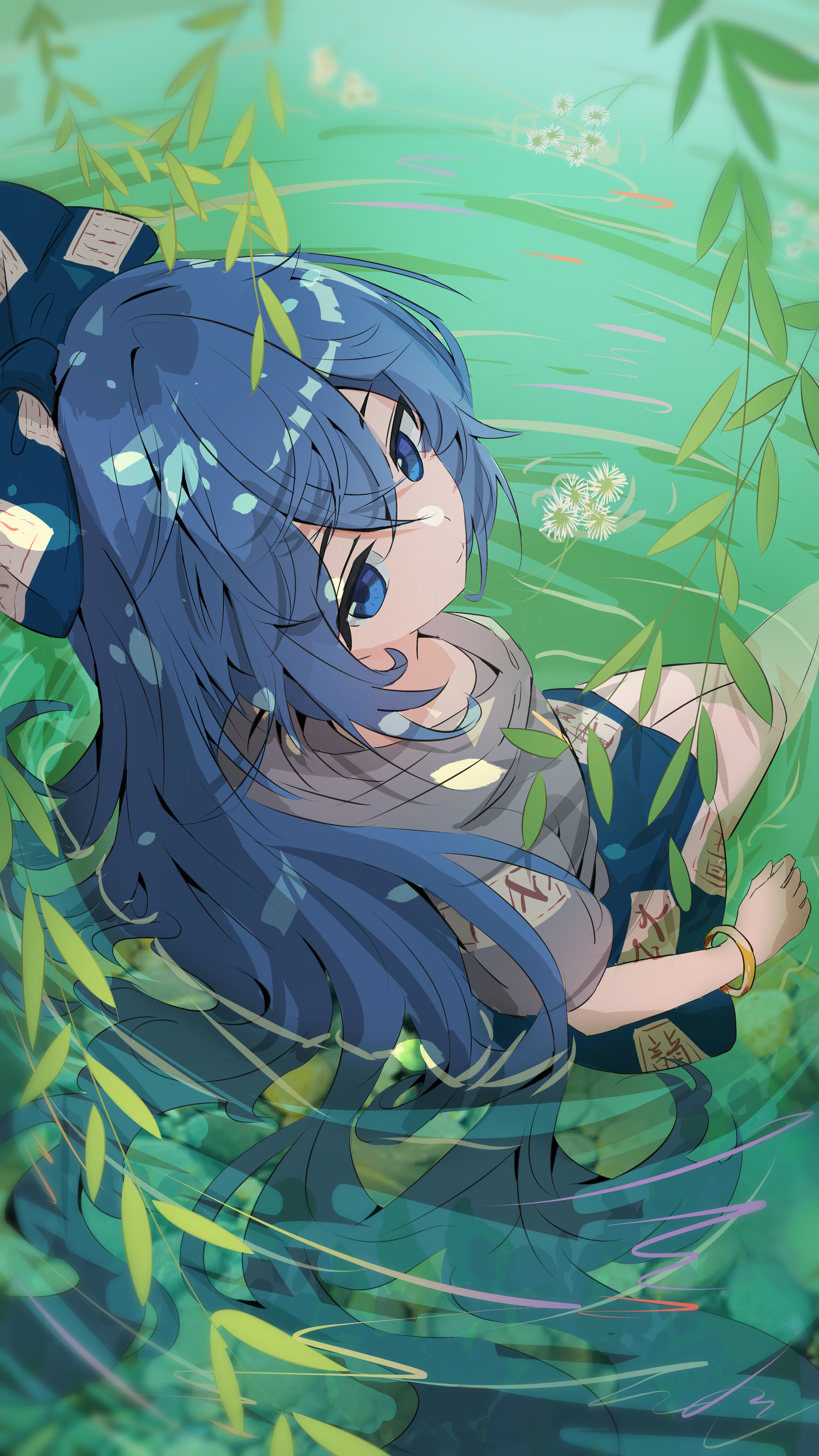 zhufenghg, yorigami shion, touhou, absurdres, chinese commentary, commentary, highres, 1girl, bangle, blue bow, blue eyes, blue hair, bow, bracelet, closed mouth, crossed bangs, feet out of frame, from above, grey hoodie, hair between eyes, hair bow, hood, hood down, hoodie, jewelry, long hair, looking at viewer, looking back, short sleeves, solo, water, wet, wet hair