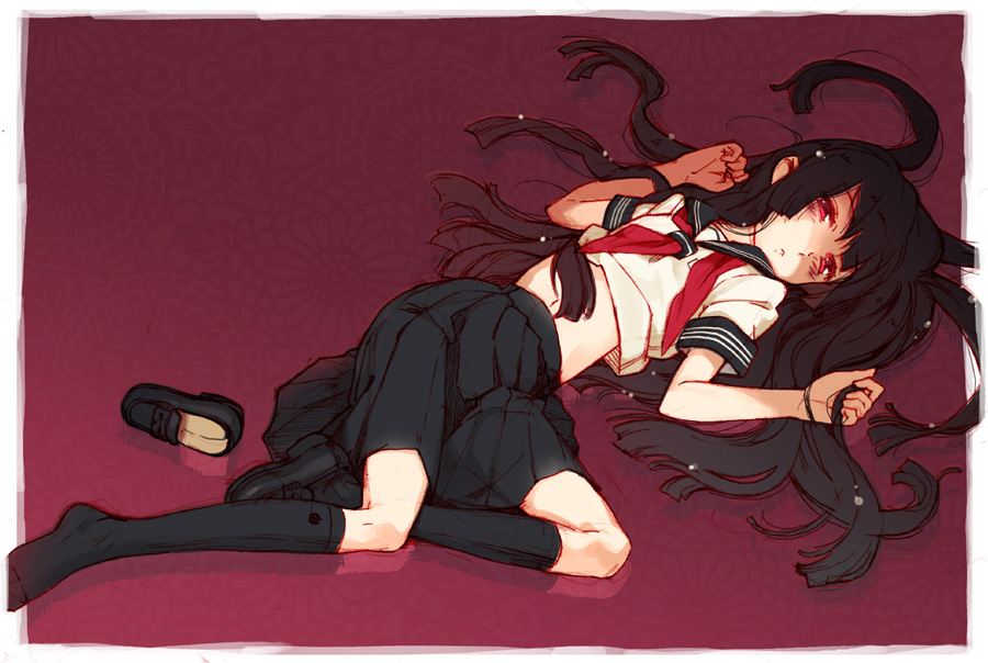 murasawa hiroshi, enma ai, jigoku shoujo, 00s, 1girl, black hair, female focus, kneehighs, long hair, lying, midriff, on back, red eyes, school uniform, serafuku, shoes, single shoe, socks, solo