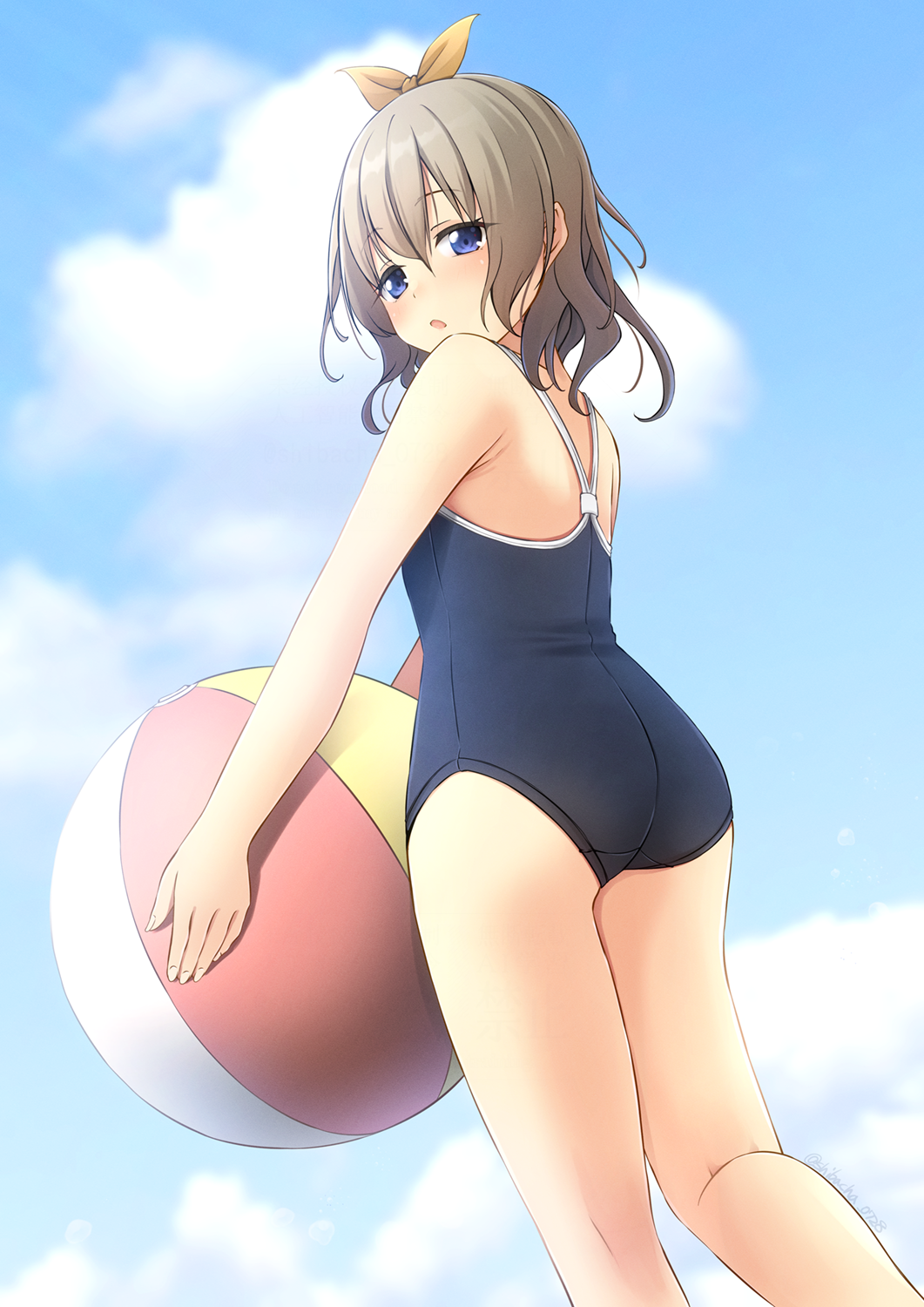 shibacha, original, commentary request, highres, 1girl, ass, ball, beachball, blue eyes, blue one-piece swimsuit, blue sky, brown hair, cloud, competition school swimsuit, day, from behind, holding, holding ball, holding beachball, kneepits, looking at viewer, looking back, medium hair, one-piece swimsuit, open mouth, ribbon, school swimsuit, sky, solo, swimsuit, yellow ribbon