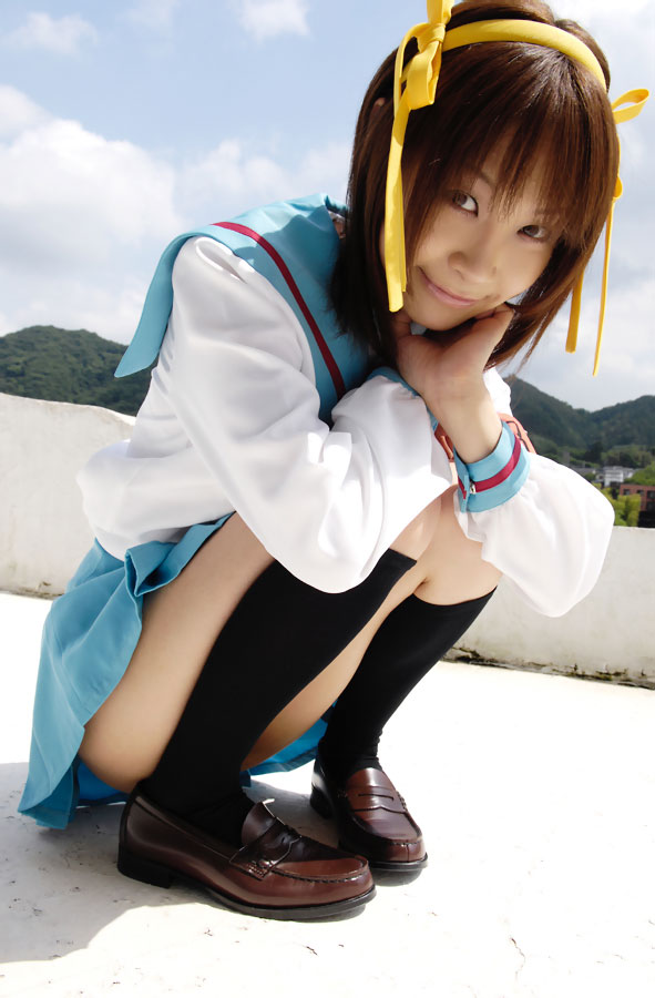 misa kikouden, suzumiya haruhi, suzumiya haruhi no yuuutsu, cosplay photo, photo (medium), 1girl, black socks, cosplay, female focus, hand on own chin, kneehighs, socks, solo