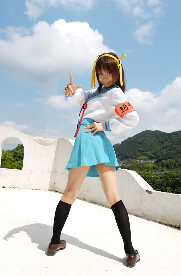 misa kikouden, suzumiya haruhi, suzumiya haruhi no yuuutsu, cosplay photo, photo (medium), 1girl, cosplay, female focus, kneepits, solo
