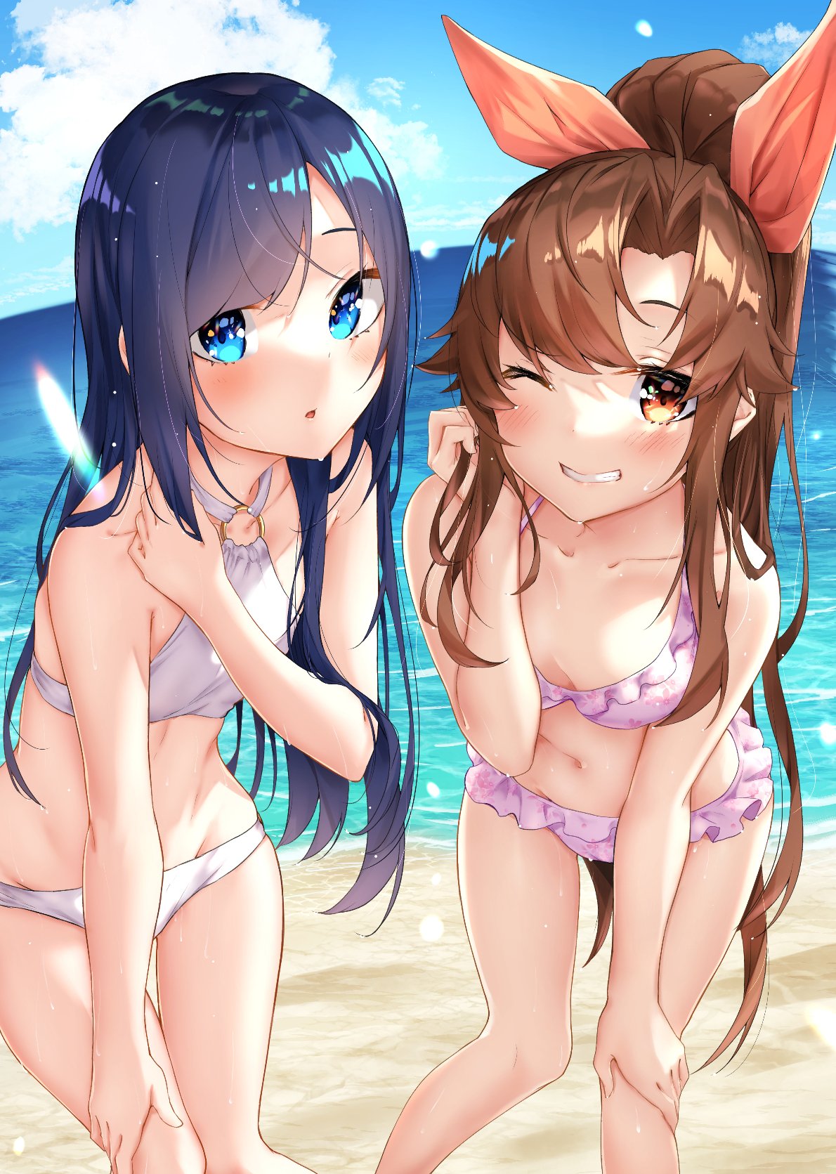 sahara386, fuyushima enishi, natsuno hiyori, sex and dungeon, commentary request, highres, 2girls, ;d, beach, bikini, black hair, blue eyes, blue sky, breasts, brown eyes, brown hair, collarbone, day, feet out of frame, grin, leaning forward, long hair, looking at viewer, multiple girls, navel, o-ring, one eye closed, open mouth, outdoors, parted lips, pink bikini, ponytail, sidelocks, sky, small breasts, smile, swimsuit, white background