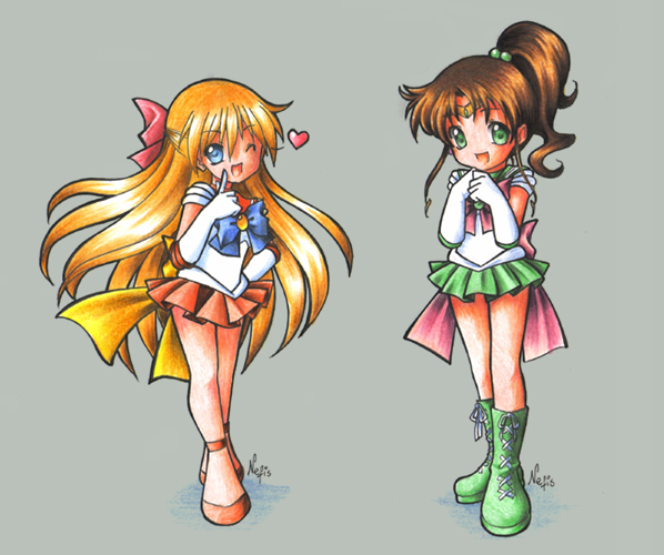 nefis, aino minako, kino makoto, sailor jupiter, sailor venus, super sailor jupiter, super sailor venus, bishoujo senshi sailor moon, 1990s (style), 2girls, blonde hair, blue eyes, boots, bow, brown hair, chibi, elbow gloves, gloves, green boots, green eyes, green skirt, grey background, hair bobbles, hair bow, hair ornament, half updo, heart, inner senshi, long hair, magical girl, multiple girls, one eye closed, open mouth, orange skirt, pink bow, ponytail, red bow, retro artstyle, sailor senshi, simple background, skirt, tiara, white gloves, wink