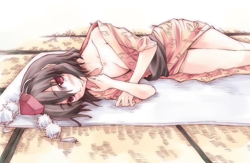 hikawa shou, shameimaru aya, touhou, md5 mismatch, 1girl, blush, breasts, brown hair, cleavage, collarbone, female focus, futon, hat, japanese clothes, kimono, looking at viewer, lying, medium breasts, on side, open clothes, open kimono, pink kimono, red eyes, seductive smile, short hair, smile, solo, tatami, thighs, tokin hat, yukata