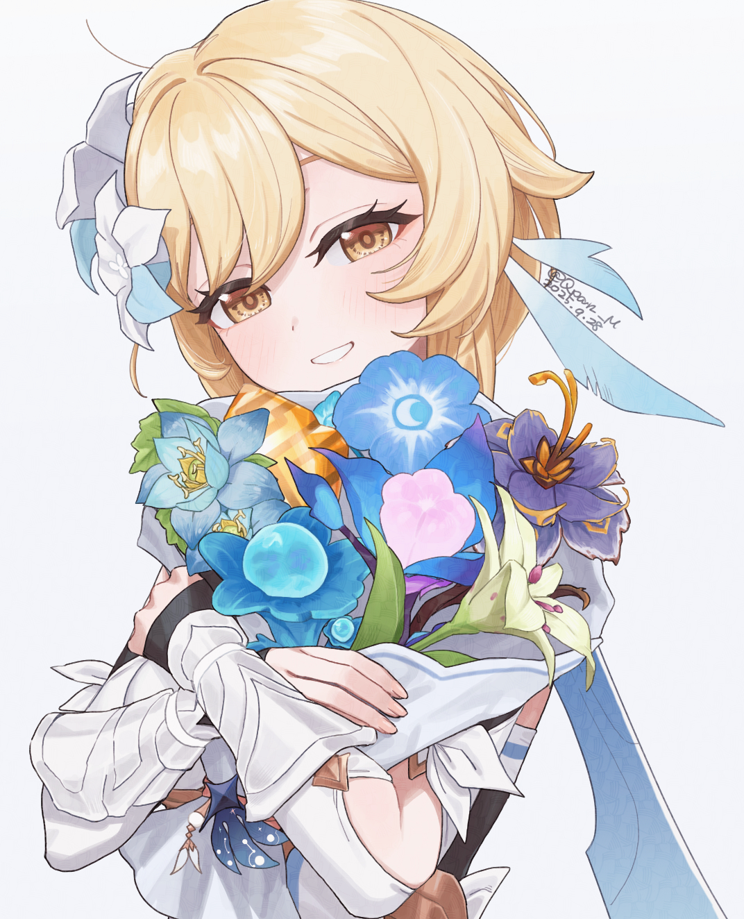 q (oshikuraq), lumine (genshin impact), genshin impact, commentary request, highres, 1girl, blonde hair, blue flower, blush, cecilia flower (genshin impact), crossed arms, dated, fingernails, flower, hair between eyes, hair flower, hair ornament, holding, holding flower, kalpalata lotus, long sleeves, looking at viewer, parted lips, purple flower, romaritime flower, short hair with long locks, signature, simple background, smile, solo, upper body, white background, white flower, yellow eyes