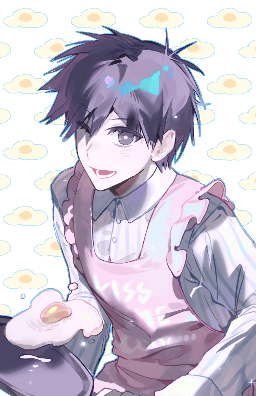 czorimu, hero (headspace) (omori), hero (omori), omori, chinese commentary, commentary request, highres, 1boy, ;d, antenna hair, apron, blue outline, blue shirt, bright pupils, buttons, clothes writing, collared shirt, double-parted bangs, egg (food), english text, food, food-themed background, fried egg, frilled apron, frills, frying pan, hair behind ear, hair between eyes, holding, holding frying pan, long sleeves, looking at viewer, lower teeth only, male focus, official alternate costume, one eye closed, open mouth, outline, pale skin, pink apron, pink pupils, purple eyes, purple hair, shirt, simple background, smile, solo, striped clothes, striped shirt, teeth, two-tone shirt, vertical-striped clothes, vertical-striped shirt, white background, white shirt