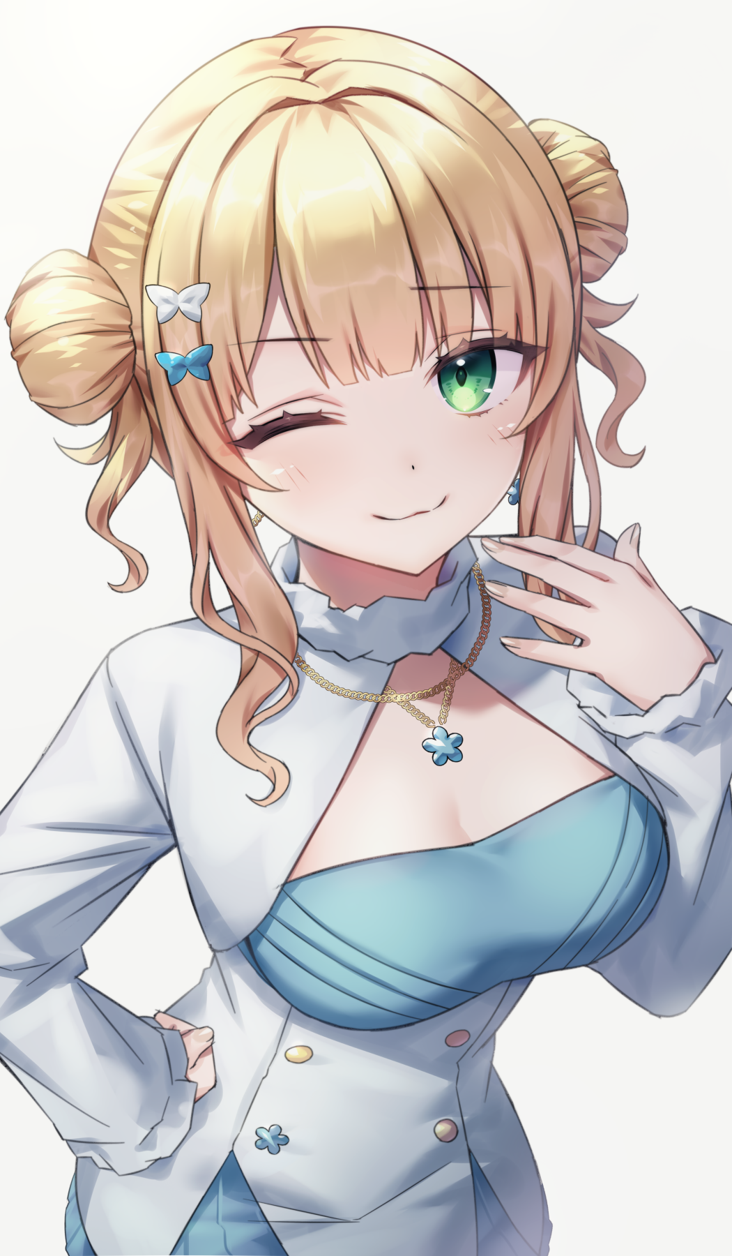 neit ni sei, kaburaki roco, nijisanji, highres, 1girl, ;3, blonde hair, bow, breasts, cleavage, closed mouth, double bun, green eyes, hair bow, hair bun, hand on own hip, hand up, jewelry, long hair, long sleeves, looking at viewer, medium breasts, necklace, one eye closed, shirt, simple background, smile, solo, virtual youtuber, white background, white shirt