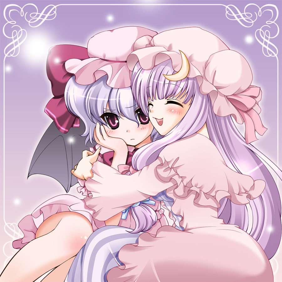 hiyori-o, kino konomi, konomi (kino konomi), patchouli knowledge, remilia scarlet, team shanghai alice, touhou, bad id, bad pixiv id, 2girls, blue hair, blush, female focus, hat, hug, long hair, multiple girls, purple hair, ribbon, short hair, wings
