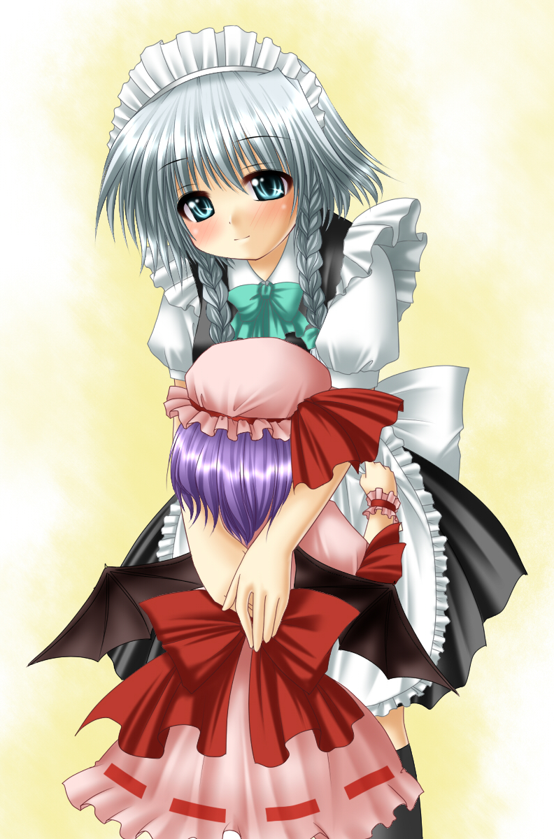 chitose (pixiv), kagura chitose, izayoi sakuya, remilia scarlet, touhou, silver hair, highres, 2girls, apron, black dress, blush, dress, female focus, from behind, green eyes, hat, height difference, hug, mob cap, multiple girls, pink dress, puffy short sleeves, puffy sleeves, short hair, short sleeves, simple background, waist apron, yellow background
