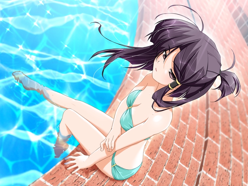 akata itsuki, misara, hime-sama ririshiku!, game cg, non-web source, 1girl, barefoot, bikini, black eyes, black hair, breasts, brick, caustics, cleavage, day, dutch angle, female focus, from above, green bikini, long hair, outdoors, pool, poolside, purple eyes, purple hair, sitting, soaking feet, solo, swimsuit, water