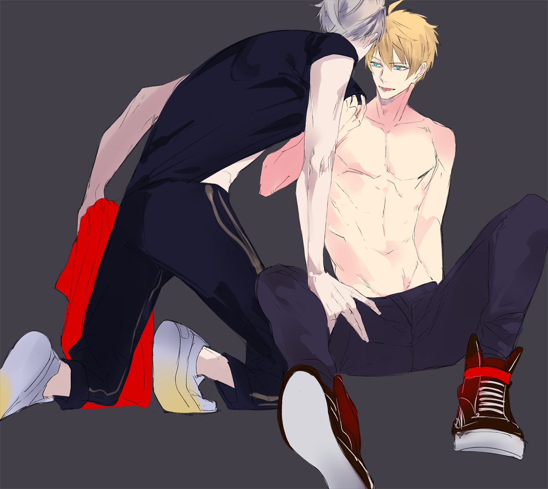 pvc parfait, arthur pendragon (fate), arthur pendragon alter (fate), fate/grand order, fate (series), 2boys, ahoge, aqua eyes, black pants, black shirt, black shoes, blonde hair, clothes grab, collarbone, dual persona, from behind, full body, grey background, grey hair, hair between eyes, hand up, holding cloth, looking at another, male focus, multiple boys, open mouth, pants, pectorals, purple pants, selfcest, shirt, shoes, short hair, short sleeves, sitting, smile, sneakers, spread legs, t-shirt, teeth, topless male, white shoes, yaoi