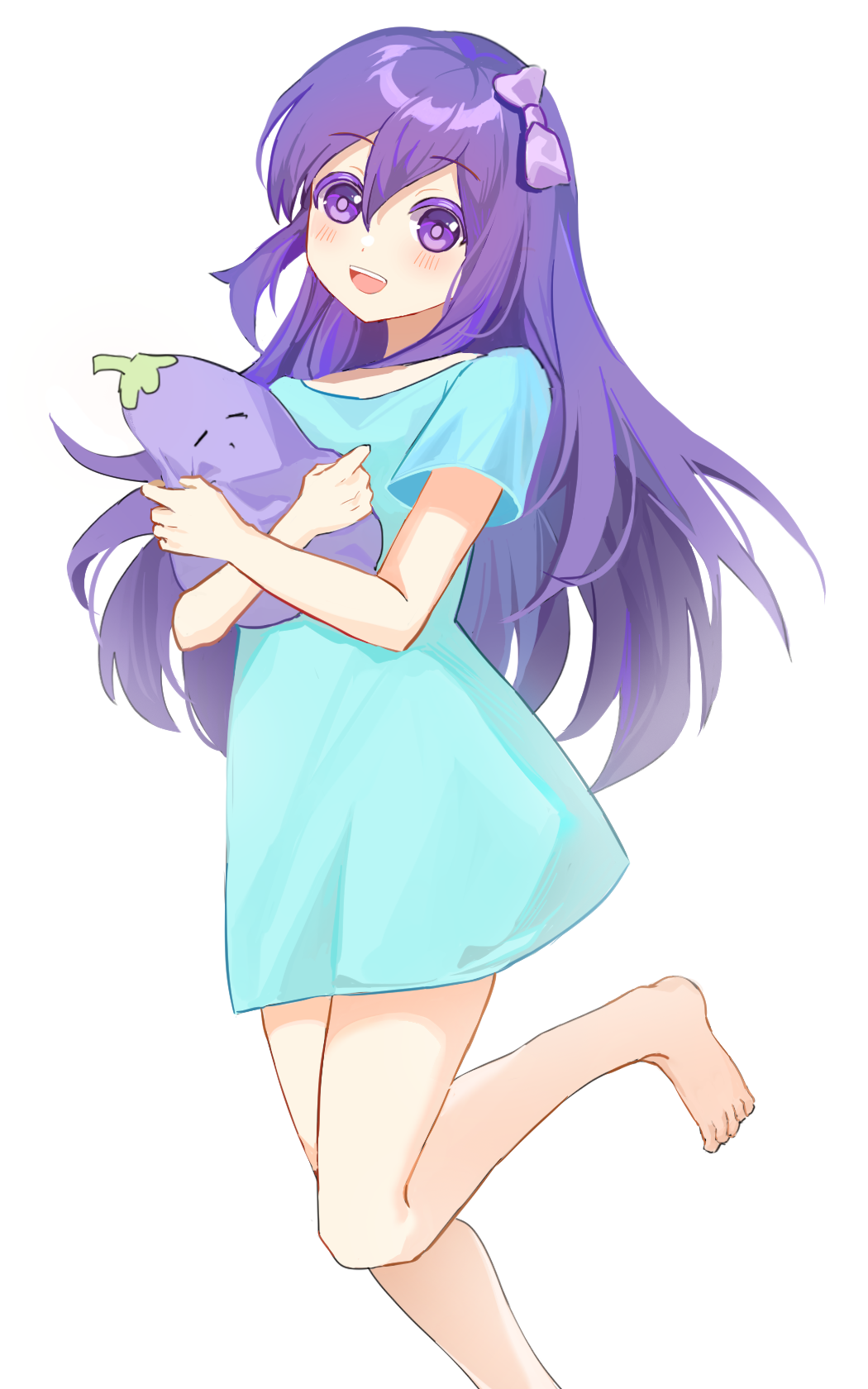 roa (yelinan), aubrey (headspace) (omori), aubrey (omori), mr. plantegg (omori), omori, chinese commentary, commentary request, highres, 1girl, :d, bare arms, bare legs, barefoot, blue dress, blush, bow, bright pupils, colored eyelashes, double-parted bangs, dress, foot out of frame, hair between eyes, hair bow, hands up, holding, holding stuffed toy, knees together feet apart, long hair, looking at viewer, open mouth, purple bow, purple eyes, purple hair, short dress, short sleeves, sidelocks, simple background, smile, standing, standing on one leg, stuffed eggplant, stuffed toy, tareme, teeth, tongue, upper teeth only, very long hair, white background