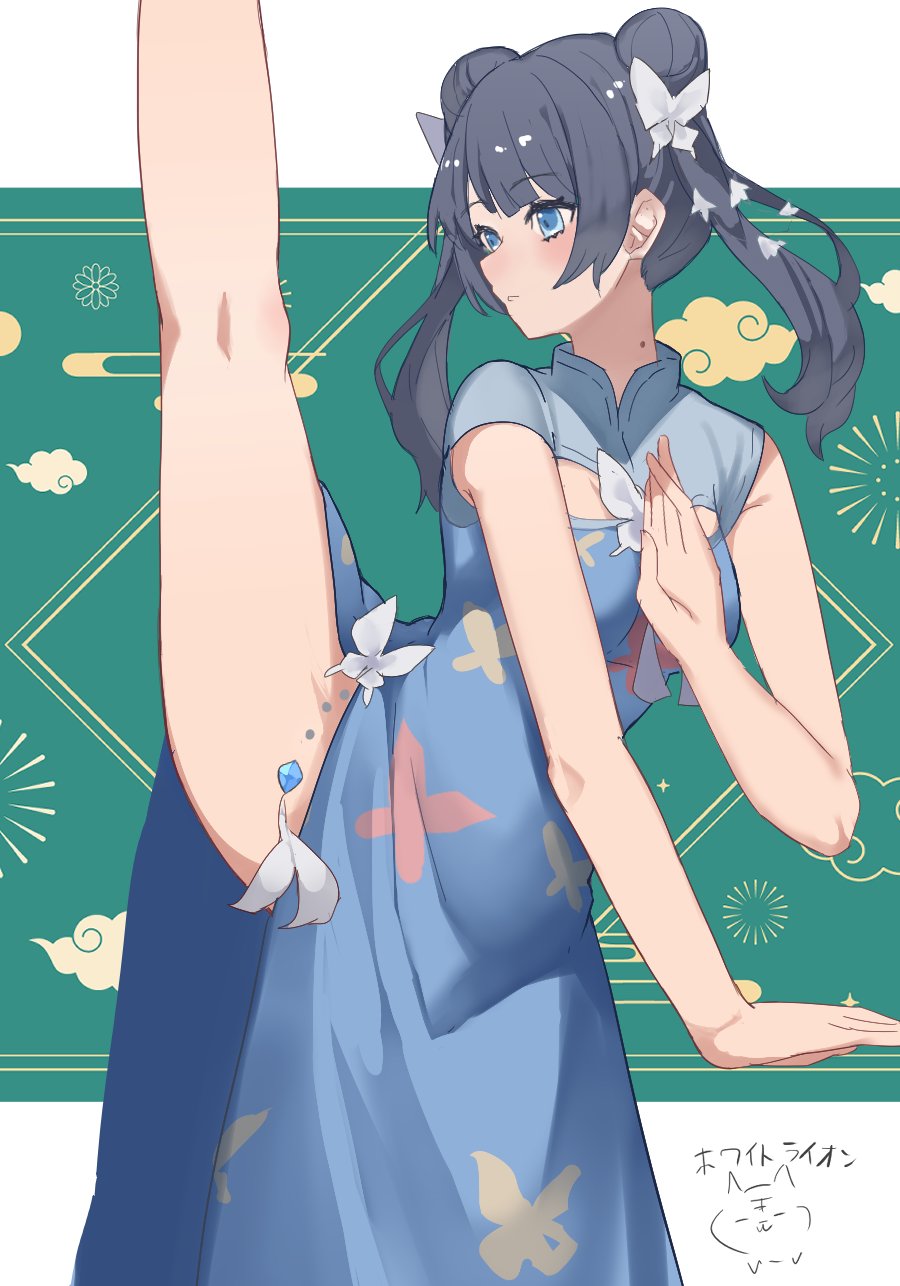 soyo1558686, murano sayaka, link! like! love live!, love live!, commentary request, highres, translation request, 1girl, above-cleavage cutout, armpit crease, black hair, blue dress, blue eyes, blush, breasts, clothing cutout, double bun, dress, green background, hair bun, letterboxed, long hair, mole, mole on neck, official alternate costume, official alternate hairstyle, outside border, parted lips, shiren koto no tora (love live!), side slit, sleeveless, sleeveless dress, small breasts, solo, split, standing, standing on one leg, standing split, twintails, virtual youtuber
