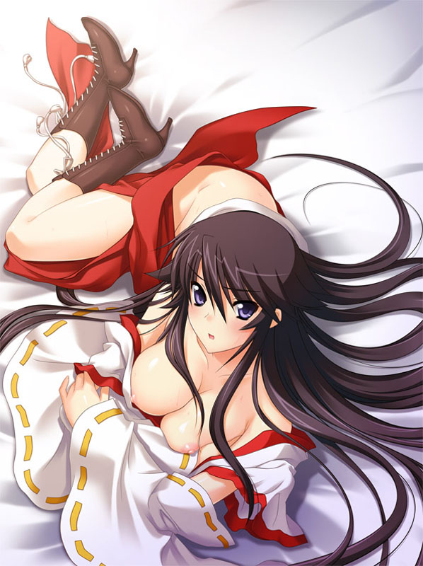 kinmedai pink, shinonome otoka, oharai onee-san!, breast hold, jpeg artifacts, 1girl, bed, black hair, blush, boots, breasts, cleavage, female focus, hakama, hakama skirt, japanese clothes, large breasts, long hair, lying, miko, nipples, no bra, on side, open mouth, purple eyes, red hakama, skirt, solo, undressing, very long hair