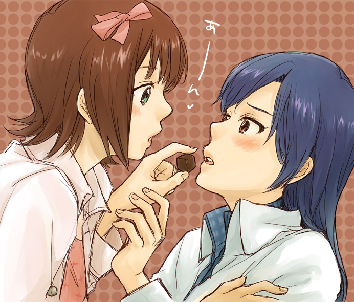 pe88y (yu tsugirls), amami haruka, kisaragi chihaya, idolmaster, idolmaster (classic), idolmaster 1, 00s, 2girls, blue hair, blush, brown eyes, brown hair, chocolate, eye contact, feeding, green eyes, hair ribbon, long hair, looking at another, multiple girls, ribbon, short hair, yuri