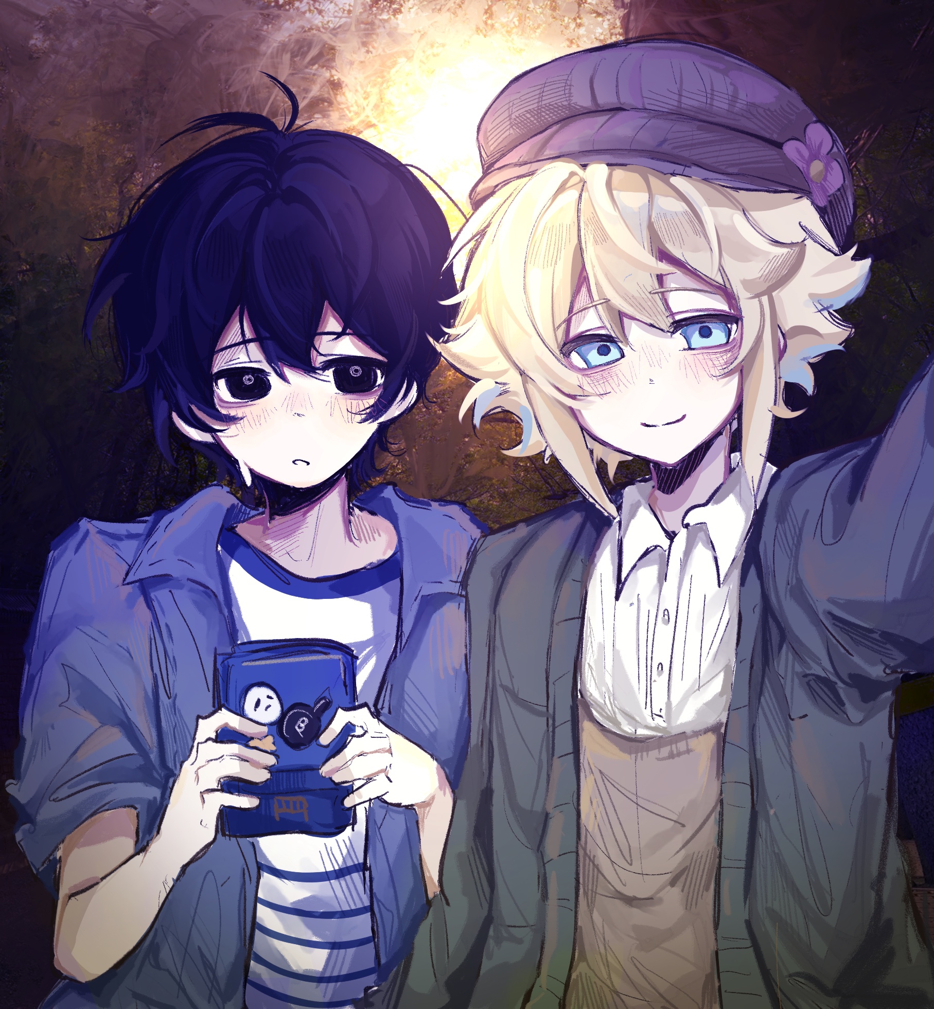 basil (birthday) (omori), basil (faraway) (omori), basil (omori), hector (omori), sunny (birthday) (omori), sunny (omori), omori, chinese commentary, commentary request, highres, procreate (medium), 2boys, :o, antenna hair, bags under eyes, black eyes, black hair, blonde hair, blue jacket, blue shirt, blush, bright pupils, brown hat, brown sky, buttons, cardigan, closed mouth, collared jacket, collared shirt, denim, denim jacket, double-parted bangs, flipped hair, foreshortening, green cardigan, grey pupils, hair between eyes, hands up, hat, holding, holding phone, jacket, long sleeves, looking at viewer, luoqiloveguangyu, male focus, multiple boys, newsboy cap, official alternate costume, open cardigan, open clothes, open jacket, outdoors, parted lips, phone, puffy long sleeves, puffy sleeves, selfie, shirt, short-sleeved jacket, short hair, short sleeves, sidelocks, simple background, smile, striped clothes, striped shirt, sun, sweatdrop, two-tone shirt, upper body, white shirt