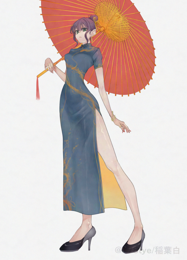 inaba makoto, koushinchou no kouhai to teishinchou no senpai ga renai ni hatten suru made, commentary request, 1girl, artist name, bare legs, black shoes, blue dress, bracelet, china dress, chinese clothes, closed mouth, dress, full body, green eyes, high heels, holding, holding umbrella, jewelry, looking at viewer, multiple bracelets, oohara misaki (koushinchou no kouhai to teishinchou no senpai ga renai ni hatten suru made), purple hair, red umbrella, shoes, short hair, simple background, solo, standing, umbrella, white background