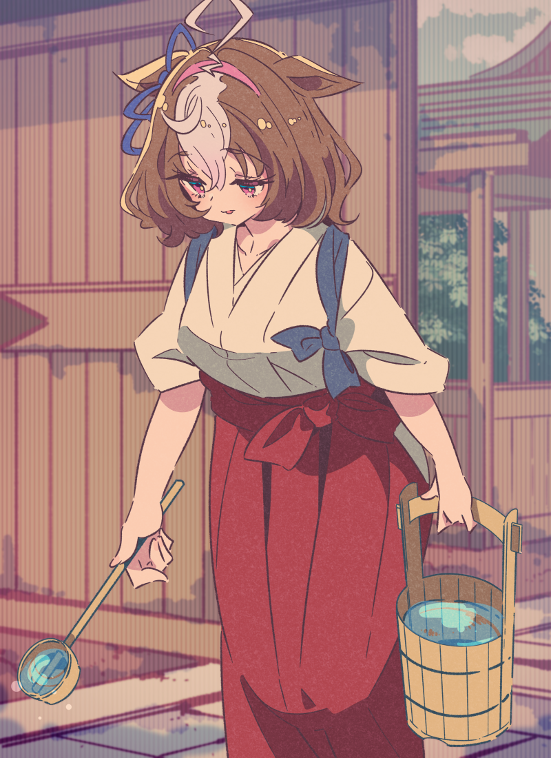 honkawa works, meisho doto (umamusume), umamusume, 1girl, ahoge, alternate costume, animal ears, bow, breasts, brown hair, bucket, bucket of water, collarbone, double-parted bangs, ear ribbon, hair between eyes, hairband, hakama, hakama skirt, hishaku, holding, horse ears, horse girl, horse tail, japanese clothes, kimono, large breasts, medium hair, miko, multicolored hair, outdoors, pink hairband, purple eyes, red hakama, short hair, shrine, skirt, tail, two-tone hair, water, white hair, white kimono