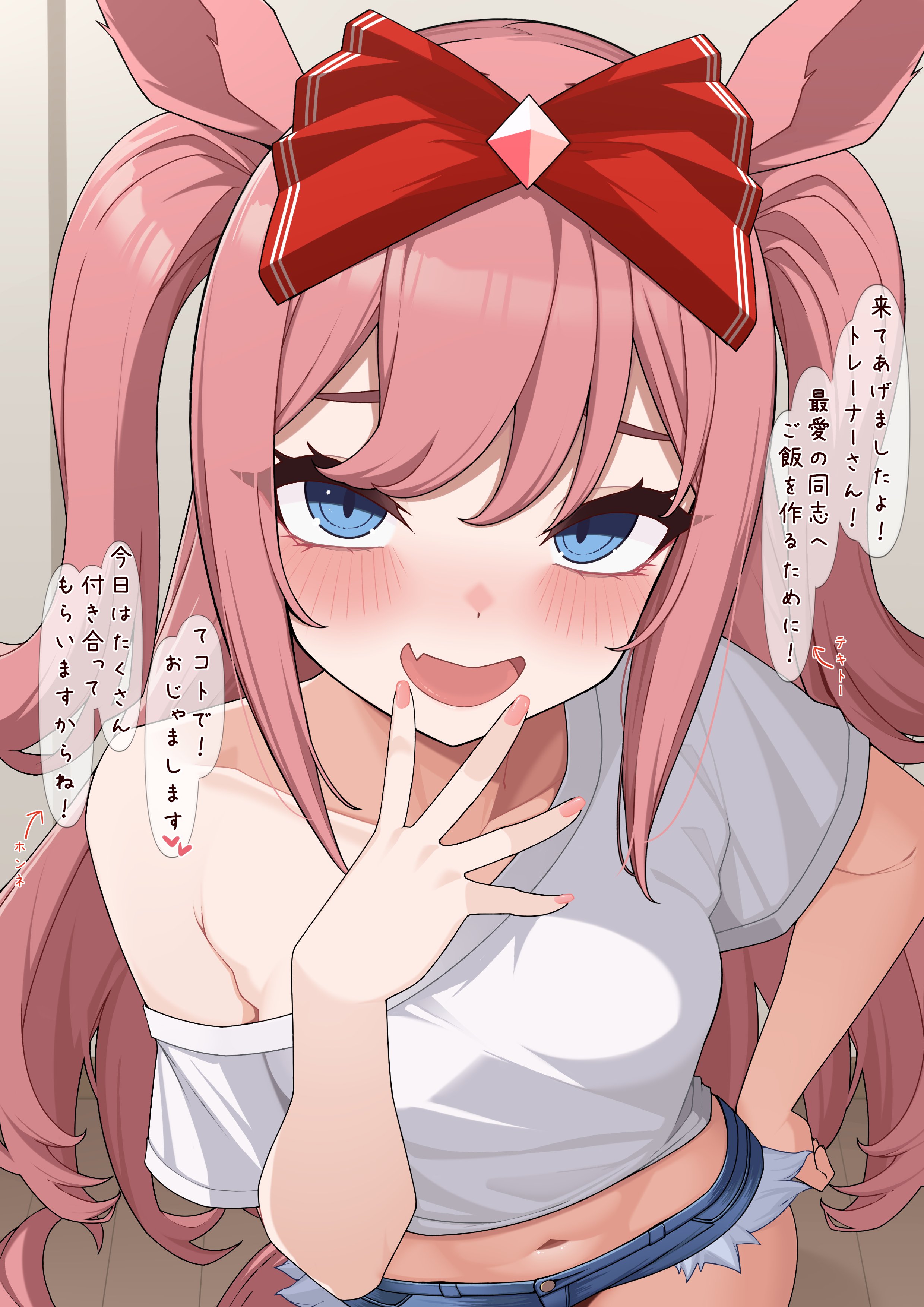 unitnotakoyaki, agnes digital (umamusume), umamusume, absurdres, commentary request, highres, translation request, 1girl, animal ears, blue eyes, blue shorts, blush, bow, breasts, cropped shirt, denim, denim shorts, fangs, hair bow, horse ears, horse girl, horse tail, long hair, looking at viewer, midriff, navel, open mouth, pink hair, shirt, shorts, single bare shoulder, skin fangs, smile, solo, speech bubble, tail, white shirt