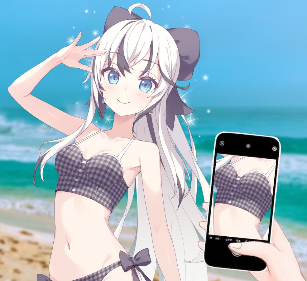 nokita (pinmisil), indie virtual youtuber, second-party source, 1girl, ahoge, arm at side, arm up, bare arms, bare shoulders, beach, bikini, black bow, black hair, blonde hair, blue eyes, bow, breasts, close-up, closed mouth, collarbone, gingham bikini, hair between eyes, hair bow, holding, holding phone, long hair, looking at viewer, mello mutinus (vtuber), multicolored hair, narrow waist, navel, ocean, phone, side-tie bikini bottom, small breasts, smile, sparkle, sparkling aura, stomach, swimsuit, taking picture, waves