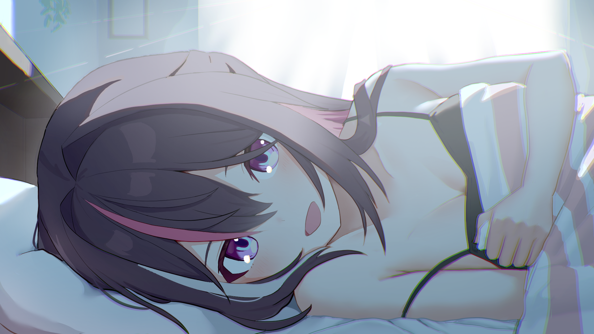 shoreen0504, azki (hololive), hololive, commentary request, highres, revision, 1girl, :d, black camisole, black hair, breasts, camisole, cleavage, colored inner hair, day, double-parted bangs, hair between eyes, hair intakes, indoors, looking at viewer, lying, medium breasts, morning, multicolored hair, on bed, on side, open mouth, pink hair, purple eyes, smile, solo, strap slip, streaked hair, under covers, virtual youtuber, white hair