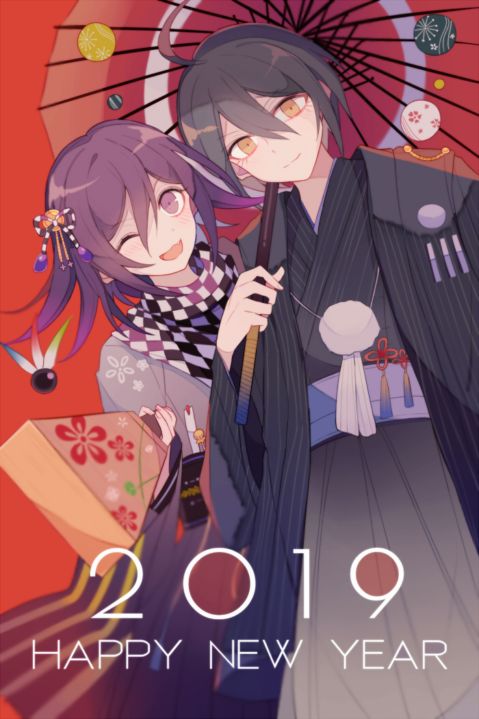 sakura (fein5862817), oma kokichi, saihara shuichi, danganronpa (series), danganronpa v3: killing harmony, commentary request, 2019, 2boys, aegyo sal, ahoge, alternate costume, black hair, black jacket, black kimono, black sash, black scarf, blue sash, checkered clothes, checkered scarf, cherry blossom print, closed mouth, cowboy shot, english text, floral print, flower knot, grey hakama, grey kimono, hair between eyes, hair ribbon, hakama, hane (hanetsuki), hanetsuki, haori, happy, happy new year, holding, holding umbrella, jacket, japanese clothes, kimono, long eyelashes, long sleeves, multiple boys, new year, obi, oil-paper umbrella, one eye closed, open mouth, pinstripe jacket, pinstripe pattern, pom pom (clothes), print kimono, purple eyes, purple hair, red background, red ribbon, red umbrella, ribbon, sash, scarf, shared umbrella, short hair, simple background, smile, standing, striped clothes, striped jacket, tassel, two-tone scarf, umbrella, umbrella over shoulder, vertical-striped clothes, vertical-striped jacket, white scarf, wide sleeves, yellow eyes