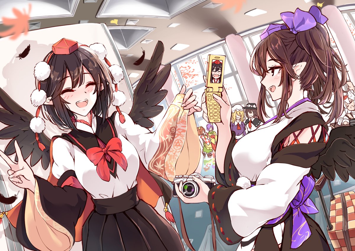 kagami toufu, hieda no akyuu, himekaidou hatate, inubashiri momiji, maribel hearn, motoori kosuzu, shameimaru aya, usami renko, touhou, commentary request, second-party source, 6+girls, :d, ^ ^, ascot, black cape, black capelet, black hair, black hat, black skirt, black wings, blonde hair, bow, bowtie, breasts, brown hair, camera, cape, capelet, cellphone, checkered clothes, checkered kimono, closed eyes, collared shirt, detached sleeves, double-parted bangs, dress, falling feathers, falling leaves, feathers, fedora, flip phone, ginkgo leaf, hair bow, hat, hat bow, holding, holding camera, holding phone, indoors, japanese clothes, kimono, kourindou tengu costume, large breasts, leaf, long hair, long sleeves, maple leaf, mob cap, multiple girls, necktie, open mouth, phone, pleated skirt, pointy ears, pom pom (clothes), purple bow, purple dress, purple hair, purple hat, red ascot, red bow, red bowtie, red cape, red hat, red kimono, red necktie, red ribbon, ribbon, ribbon-trimmed sleeves, ribbon trim, shirt, short hair, sidelocks, skirt, smile, suitcase, teeth, tokin hat, twintails, two-sided cape, two-sided fabric, upper teeth only, v, white bow, white hat, white kimono, white shirt, wide sleeves, wings, yellow kimono