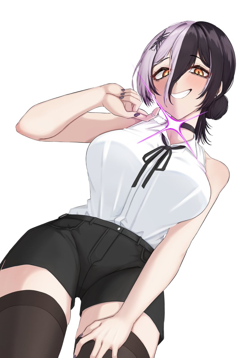 mmneko, reze (chainsaw man), shiori novella, hololive, hololive english, commentary, english commentary, 1girl, black choker, black hair, black nails, black ribbon, black shorts, black thighhighs, breasts, choker, cosplay, grey hair, grin, hair between eyes, hair bun, large breasts, looking at viewer, multicolored hair, neck ribbon, reze (chainsaw man) (cosplay), ribbon, shirt, short shorts, shorts, simple background, sleeveless, sleeveless shirt, smile, solo, split-color hair, thighhighs, two-tone hair, virtual youtuber, white background, white shirt, yellow eyes
