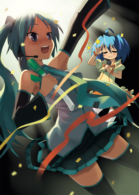 oryo (oryo04), hatsune miku, hiiragi kagami, izumi konata, ranka lee, lucky star, macross, macross frontier, vocaloid, bad id, bad pixiv id, 2girls, ahoge, aqua hair, cosplay, detached sleeves, hatsune miku (cosplay), lucky star ova, m/, microphone, mole, mole under eye, multiple girls, necktie, ranka lee (cosplay), skirt, thighhighs