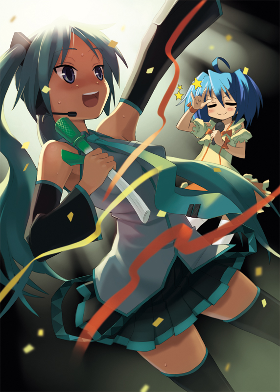 oryo (oryo04), hatsune miku, hiiragi kagami, izumi konata, ranka lee, lucky star, macross, macross frontier, vocaloid, 2girls, ahoge, cosplay, hatsune miku (cosplay), microphone, mole, mole under eye, multiple girls, ranka lee (cosplay), spring onion