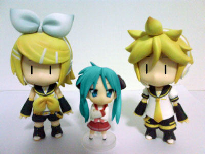 hatsune miku, hiiragi kagami, hiiragi tsukasa, kagamine len, kagamine rin, lucky star, nendoroid, vocaloid, lowres, photo (medium), 00s, 1boy, 2girls, aqua hair, brother and sister, chibi, crossed arms, figure, figure (medium), multiple girls, siblings, twins, twintails, | |