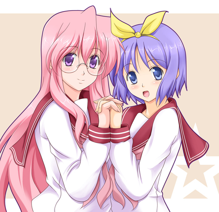 fujimori mikan, hiiragi tsukasa, takara miyuki, lucky star, bad id, bad pixiv id, 00s, 2girls, blue eyes, blush, closed mouth, eyebrows hidden by hair, friends, glasses, hair between eyes, happy, holding hands, interlocked fingers, long hair, looking at viewer, multiple girls, neck, open mouth, pink hair, purple eyes, purple hair, school uniform, serafuku, short hair, smile