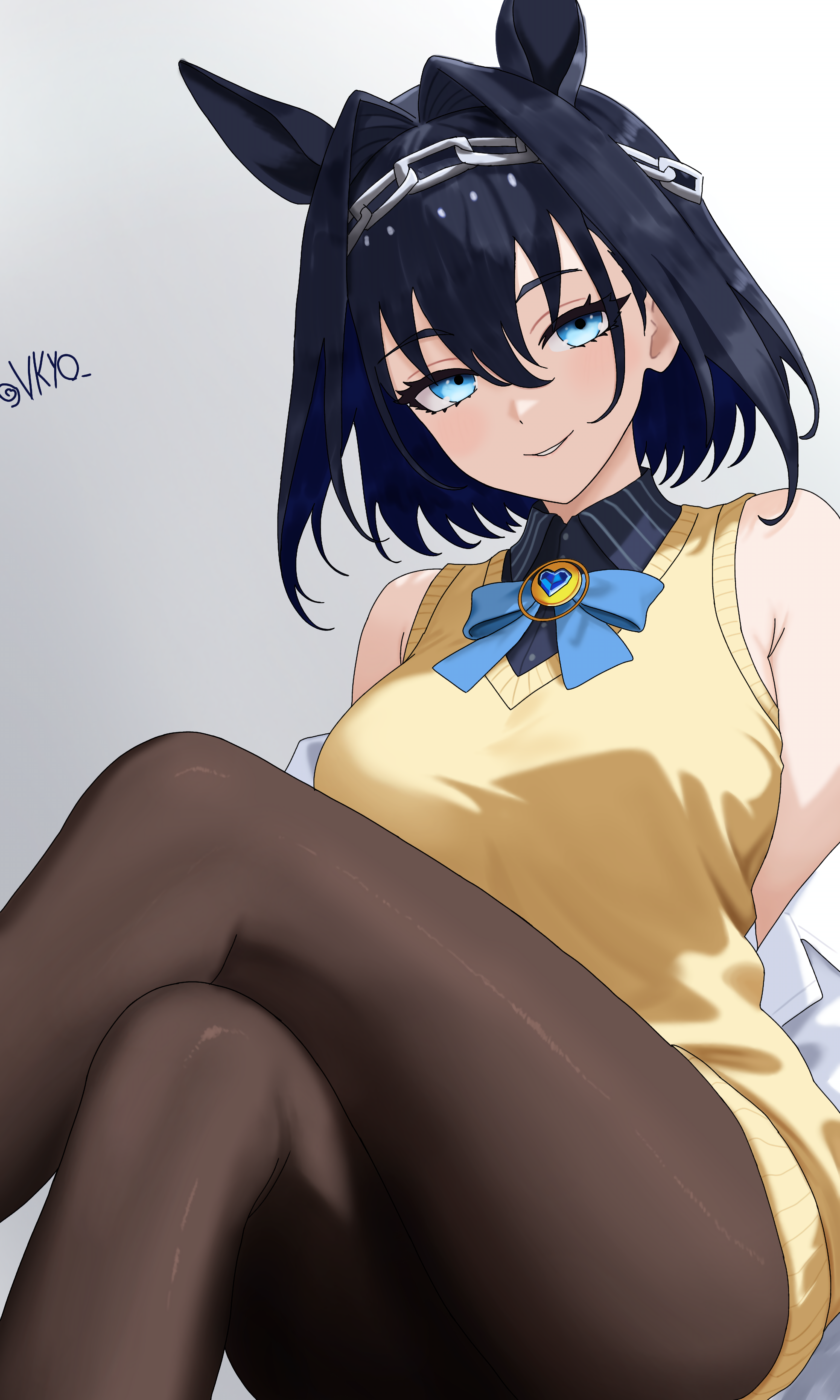 vkyo, agnes tachyon (umamusume), ouro kronii, hololive, hololive english, umamusume, absurdres, highres, 1girl, agnes tachyon (umamusume) (cosplay), animal ears, black hair, black pantyhose, blue bow, blue bowtie, blue eyes, blue gemstone, bow, bowtie, breasts, chain, chain headband, cosplay, crossed legs, gem, hair between eyes, horse ears, horse girl, large breasts, medium hair, pantyhose, solo, sweater vest, virtual youtuber, yellow sweater vest