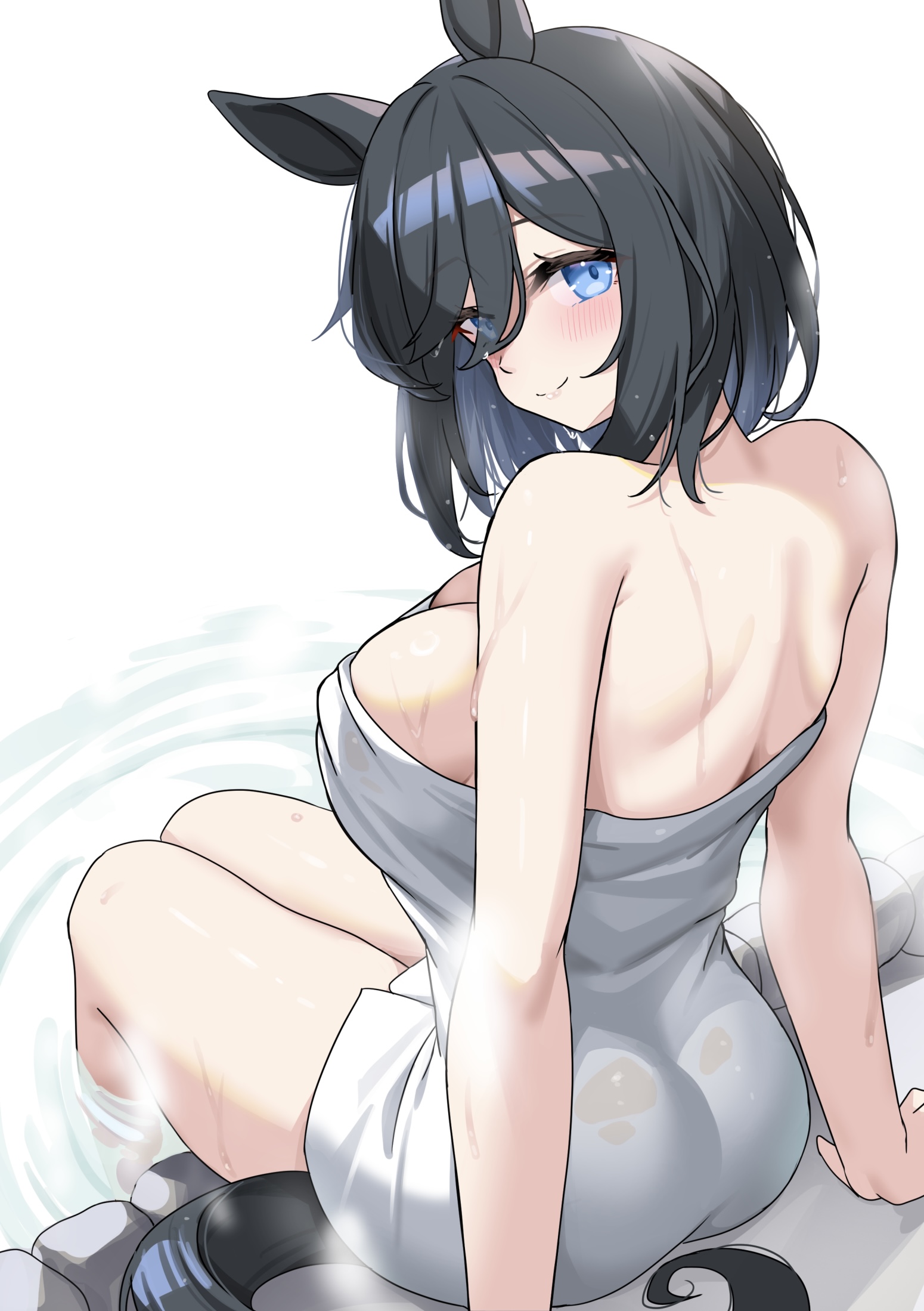 kibihimi, eishin flash (umamusume), umamusume, commentary request, highres, 1girl, animal ears, arm support, back, black hair, black tail, blue eyes, blush, breasts, cleavage, closed mouth, from behind, horse ears, horse girl, horse tail, large breasts, looking at viewer, naked towel, onsen, short hair, simple background, sitting, smile, solo, tail, thighs, towel, wet, white background
