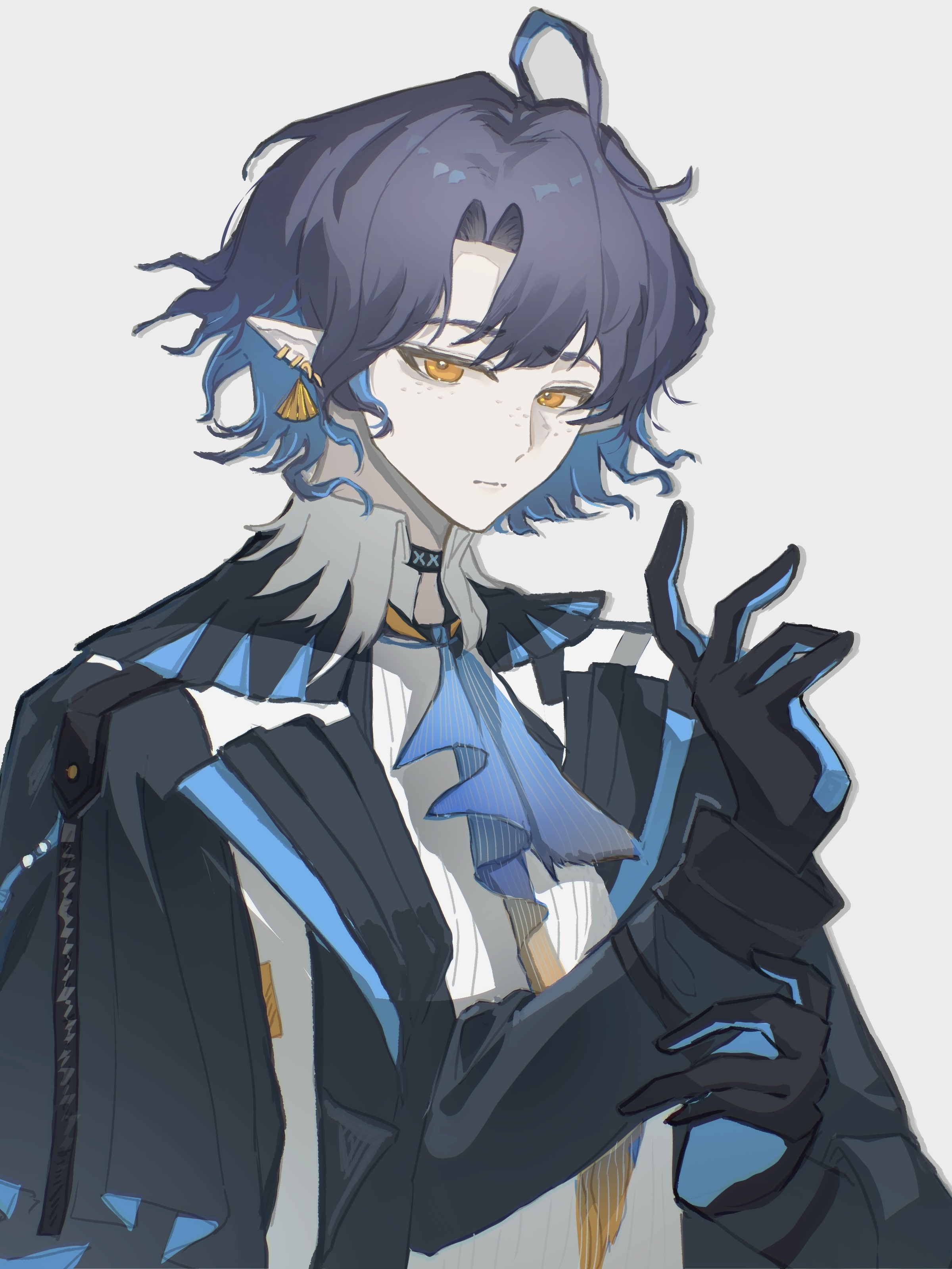 lumen (arknights), arknights, absurdres, chinese commentary, commentary request, highres, 1boy, ahoge, ascot, black gloves, blue ascot, blue gloves, blue hair, closed mouth, colored inner hair, ear piercing, earrings, freckles, gloves, grey background, huge ahoge, jewelry, jiu yi wu, long sleeves, looking at viewer, male focus, multicolored hair, piercing, pointy ears, purple hair, short hair, simple background, solo, two-tone hair, upper body, yellow eyes