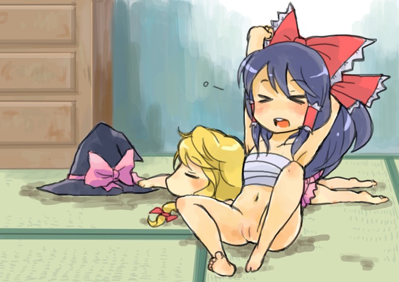 rotan, hakurei reimu, kirisame marisa, touhou, > <, 2girls, armpits, barefoot, bottomless, chibi, closed eyes, female focus, hat, lying, multiple girls, nude, on floor, on stomach, pussy, sarashi, sitting, stretching, tatami, uncensored, unworn hat, unworn headwear, witch hat