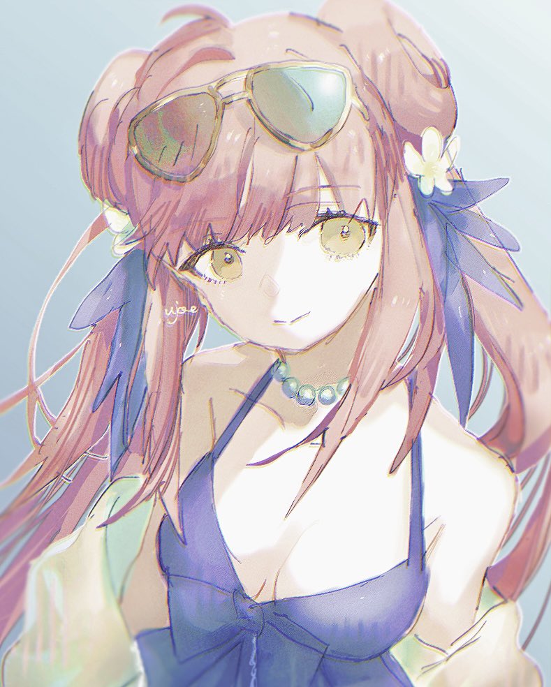 ceylon (arknights), ceylon (holiday) (arknights), arknights, commentary request, partial commentary, 1girl, ahoge, bare shoulders, blue dress, blunt bangs, breasts, cleavage, closed mouth, double bun, dress, eyewear on head, flower, from above, gradient background, grey background, hair bun, hair flower, hair ornament, jacket, jewelry, long hair, looking at viewer, necklace, off shoulder, one-hour drawing challenge, pearl necklace, pink hair, signature, simple background, small breasts, smile, solo, spaghetti strap, sunglasses, ujoe 7hr, upper body, yellow-framed eyewear, yellow eyes, yellow jacket