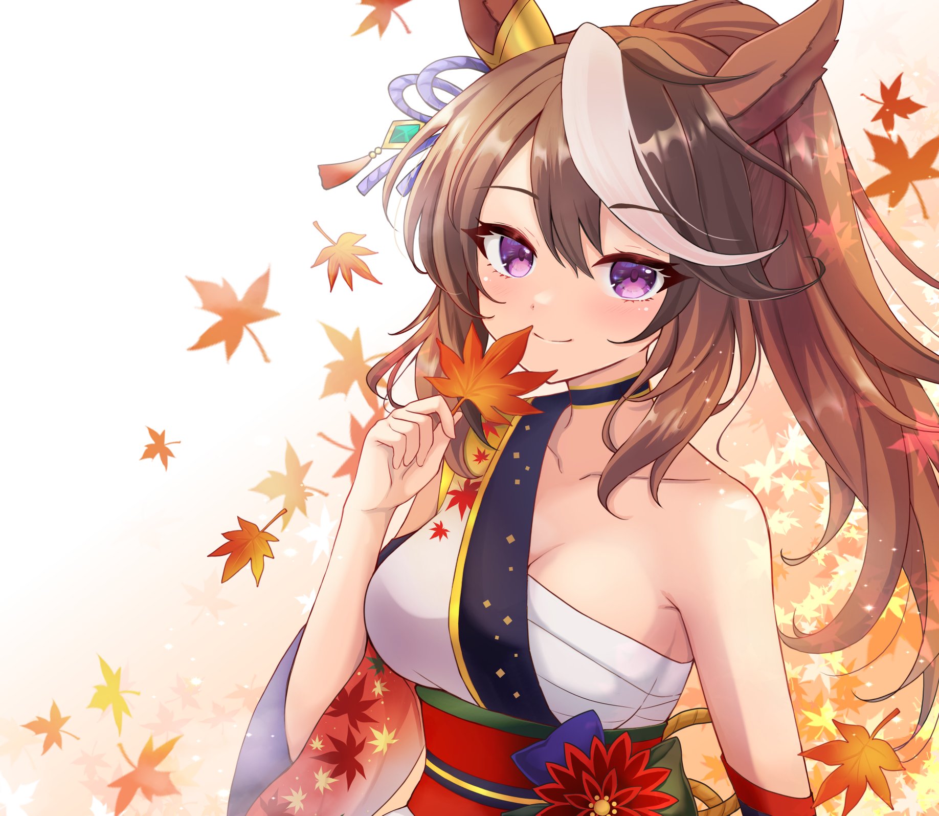 terimuku, symboli rudolf (archer of the white moon) (umamusume), symboli rudolf (umamusume), umamusume, commentary request, highres, 1girl, animal ears, autumn leaves, breasts, brown hair, cleavage, closed mouth, clothing cutout, collarbone, hadanugi dousa, hand up, holding, holding leaf, horse ears, japanese clothes, kimono, leaf, long hair, long sleeves, looking at viewer, medium breasts, multicolored hair, obi, open kimono, ponytail, purple eyes, sarashi, sash, shoulder cutout, smile, solo, streaked hair, two-tone hair, upper body, very long hair, white hair, white kimono, wide sleeves