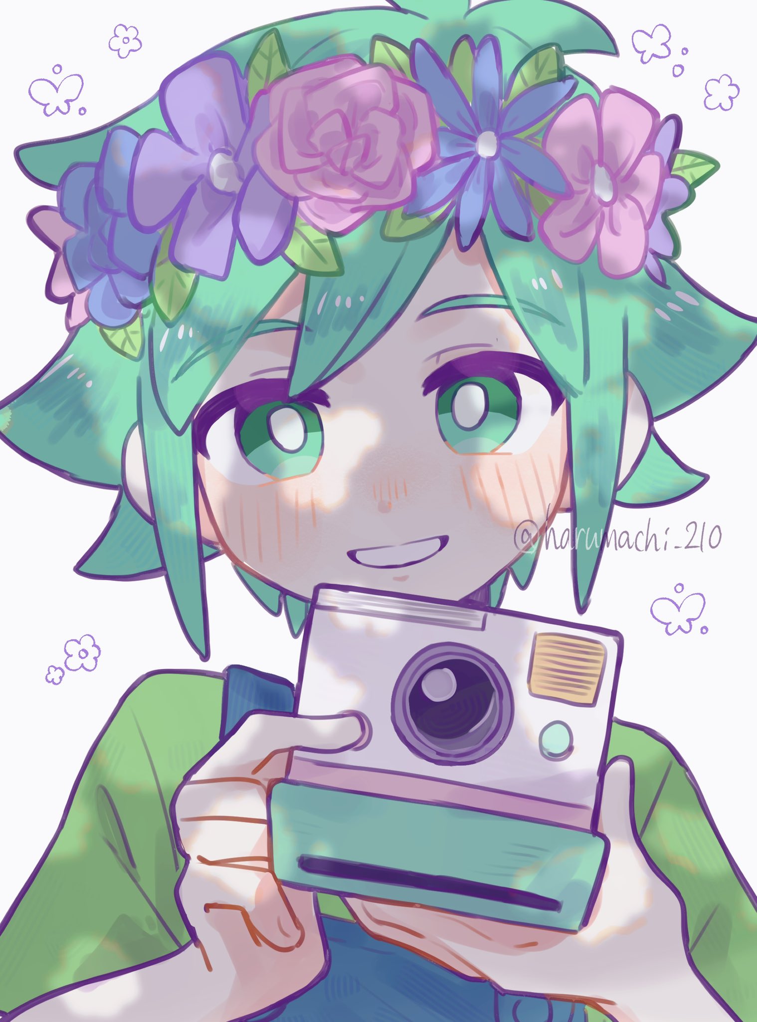 haru-cho, basil (headspace) (omori), basil (omori), omori, highres, 1boy, antenna hair, blue overalls, blush, bright pupils, camera, double-parted bangs, flower, green eyes, green hair, green shirt, hair between eyes, head wreath, holding, holding camera, looking at viewer, male focus, overalls, parted lips, shirt, short hair, short sleeves, sidelocks, simple background, smile, solo, t-shirt, twitter username, upper body, white background, white pupils