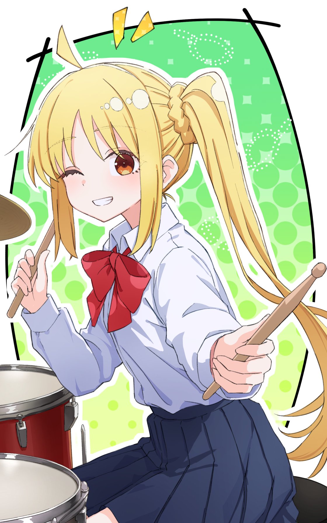 ryuga (balius), ijichi nijika, bocchi the rock!, commentary, highres, 1girl, ahoge, blonde hair, blue skirt, blush, border, bow, bowtie, collared shirt, cowboy shot, drum, drum set, drumsticks, green background, grin, holding, holding drumsticks, instrument, long hair, looking at viewer, notice lines, one eye closed, outline, outside border, pleated skirt, polka dot, polka dot bow, polka dot bowtie, red bow, red bowtie, red eyes, school uniform, shimokitazawa high school uniform, shirt, sidelocks, sitting, skirt, smile, solo, white border, white outline, white shirt
