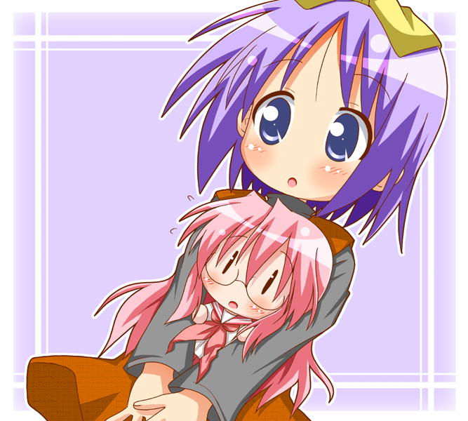 minami (colorful palette), hiiragi tsukasa, takara miyuki, lucky star, 00s, blue eyes, chibi, long hair, pink hair, purple hair, school uniform, serafuku, short hair