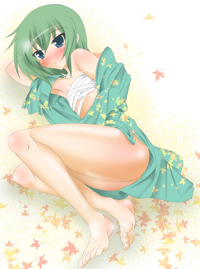 kuro inu, kuroinu (sonoba shinogi), iwasaki minami, lucky star, 00s, 1girl, barefoot, blue eyes, blush, feet, female focus, flat chest, green hair, green kimono, japanese clothes, kimono, leaf, open clothes, open shirt, sarashi, shirt, short hair, solo, yukata