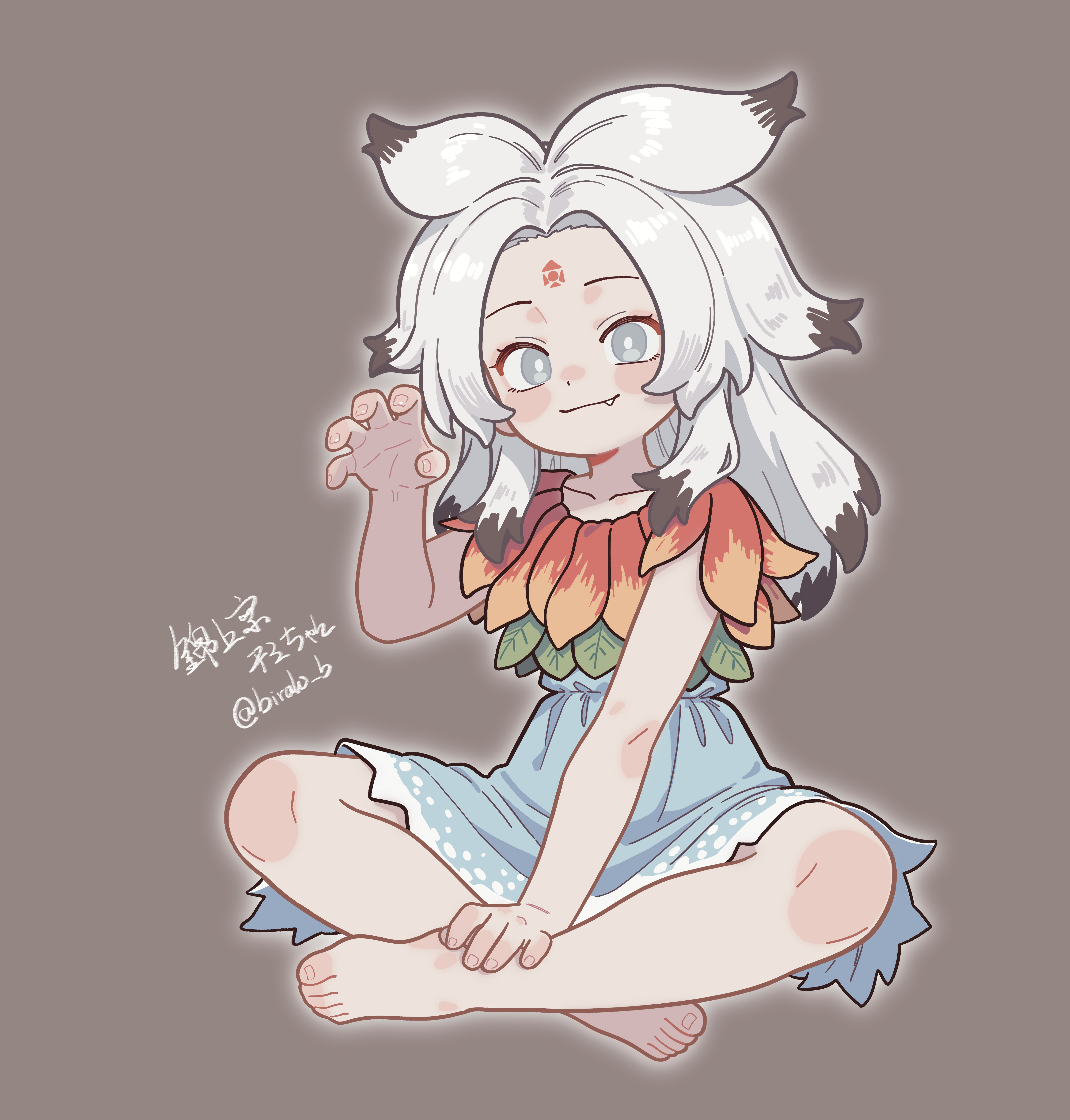 houjuu chimi, fossilized wonders, touhou, absurdres, commentary, highres, translation request, 1girl, barefoot, biralo b, black hair, blue skirt, brown background, closed mouth, collarbone, facial mark, fang, forehead mark, grey eyes, hand on own leg, hand up, leaf shirt, legs, looking at viewer, multicolored hair, paw pose, sitting, skirt, smile, solo, twitter username, two-tone capelet, two-tone hair, white hair