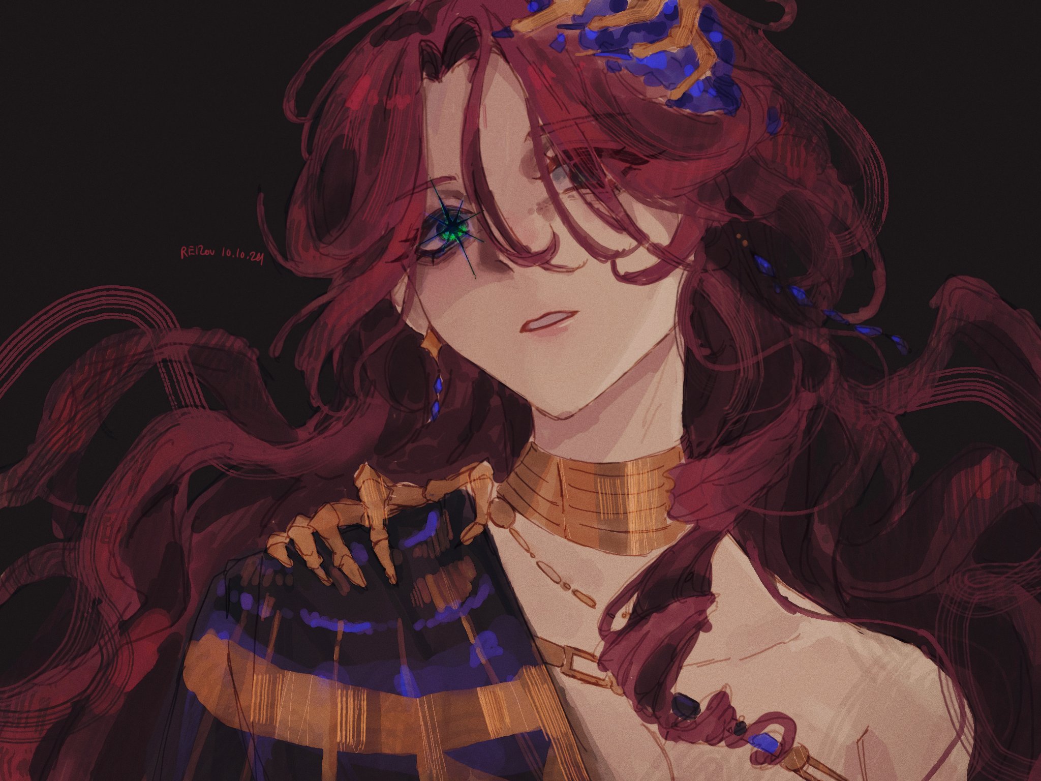 fujji 771, sophia (manus vindictae) (reverse:1999), sophia (reverse:1999), reverse:1999, highres, 1girl, black dress, dress, eyes visible through hair, floating hair, gold choker, green eyes, hair ornament, hair over one eye, long hair, parted lips, portrait, red hair, single bare shoulder, single off shoulder, solo, sparkle
