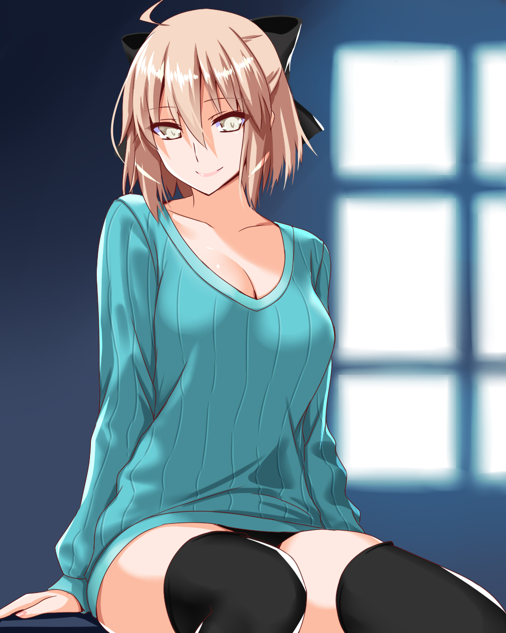 engo (aquawatery), okita souji (fate), fate/grand order, fate (series), koha-ace, commentary request, highres, 1girl, ahoge, alternate costume, black bow, black thighhighs, blonde hair, bow, breasts, cleavage, closed mouth, collarbone, green eyes, hair between eyes, hair bow, half updo, long sleeves, looking at viewer, medium breasts, ribbed sweater, short hair, smile, solo, sweater, thighhighs
