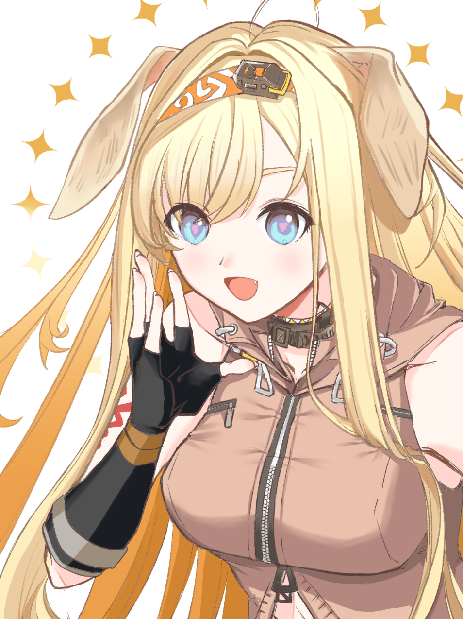 brigid (arknights), arknights, chinese commentary, commentary request, highres, 1girl, :d, animal ears, bare shoulders, black gloves, blonde hair, blue eyes, brown jacket, dog ears, dog girl, elbow gloves, eyes visible through hair, fang, fingerless gloves, gloves, gradient hair, hair intakes, hairband, hand up, jacket, light blush, long hair, looking at viewer, multicolored hair, open mouth, orange hair, orange hairband, pink pupils, sallyface512, simple background, sleeveless, sleeveless jacket, smile, solo, sparkle, two-tone hair, upper body, white background, zipper