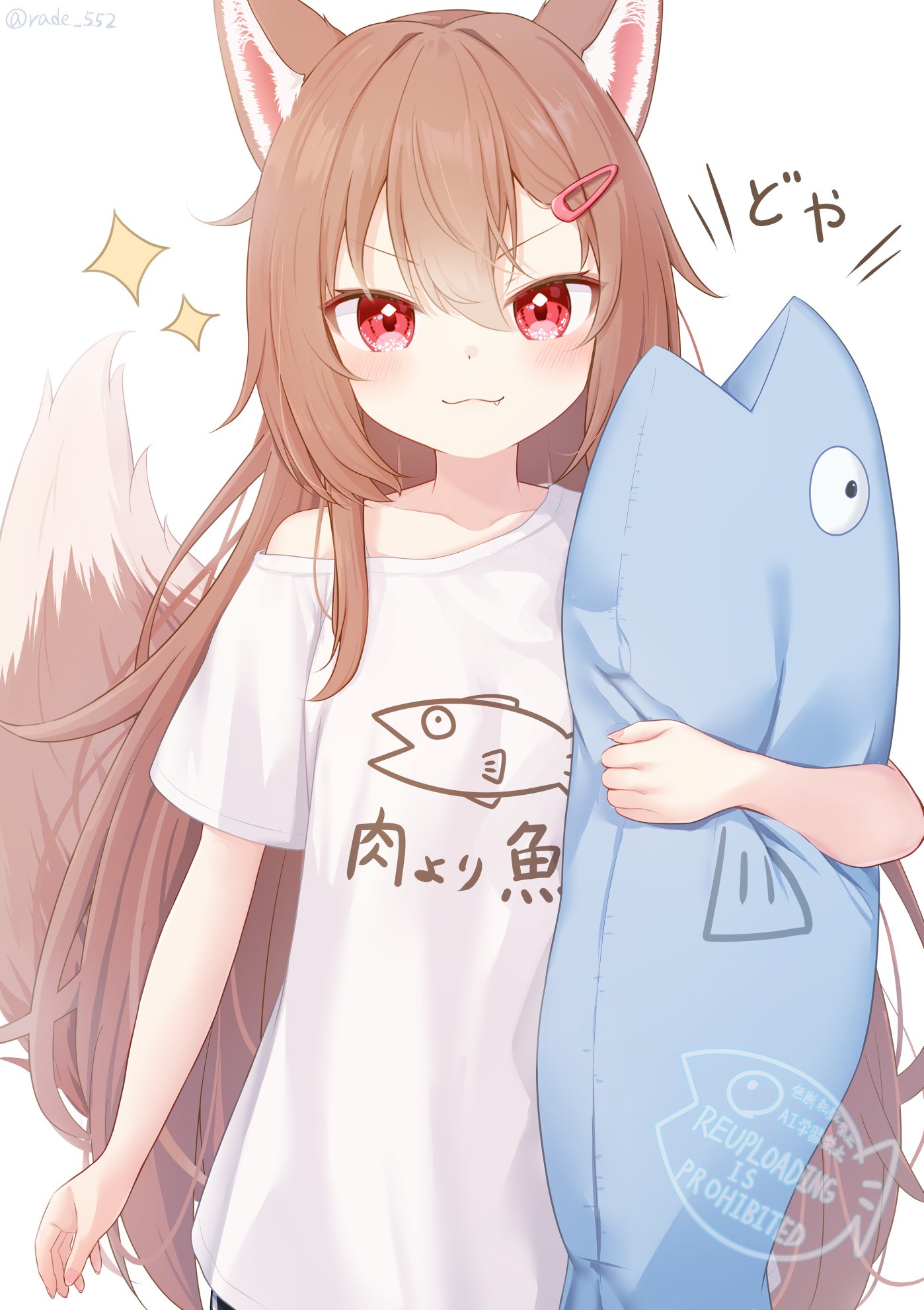 rade (rade 552), original, commentary, highres, redrawn, symbol-only commentary, 1girl, :3, animal ears, animal print, brown hair, fang, fang out, fish print, hair ornament, hairclip, holding, holding stuffed toy, long hair, looking at viewer, red eyes, shirt, short sleeves, simple background, sparkle, stuffed animal, stuffed fish, stuffed toy, tail, watermark, white background, white shirt, wolf ears, wolf girl, wolf tail
