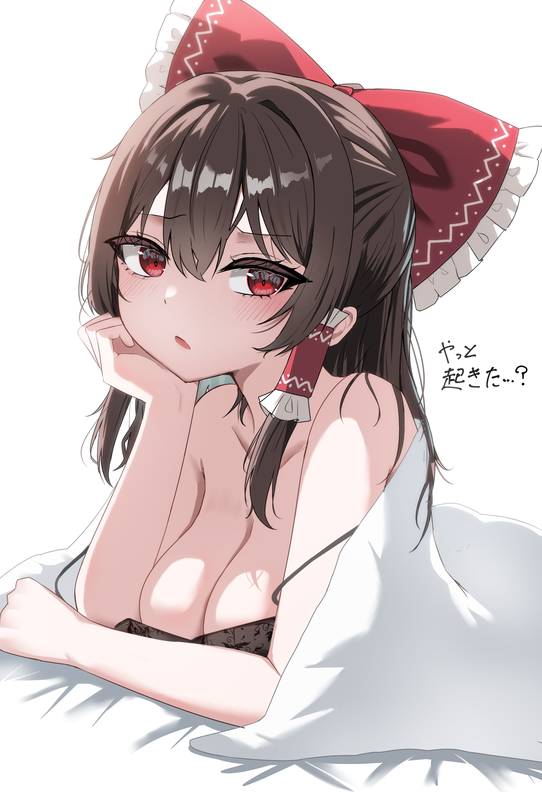 kiui (dagk8254), hakurei reimu, touhou, absurdres, highres, 1girl, black bra, bow, bra, breasts, brown hair, cleavage, hair bow, large breasts, light blush, long hair, looking at viewer, lying, on stomach, red bow, red eyes, simple background, solo, under covers, underwear, white background