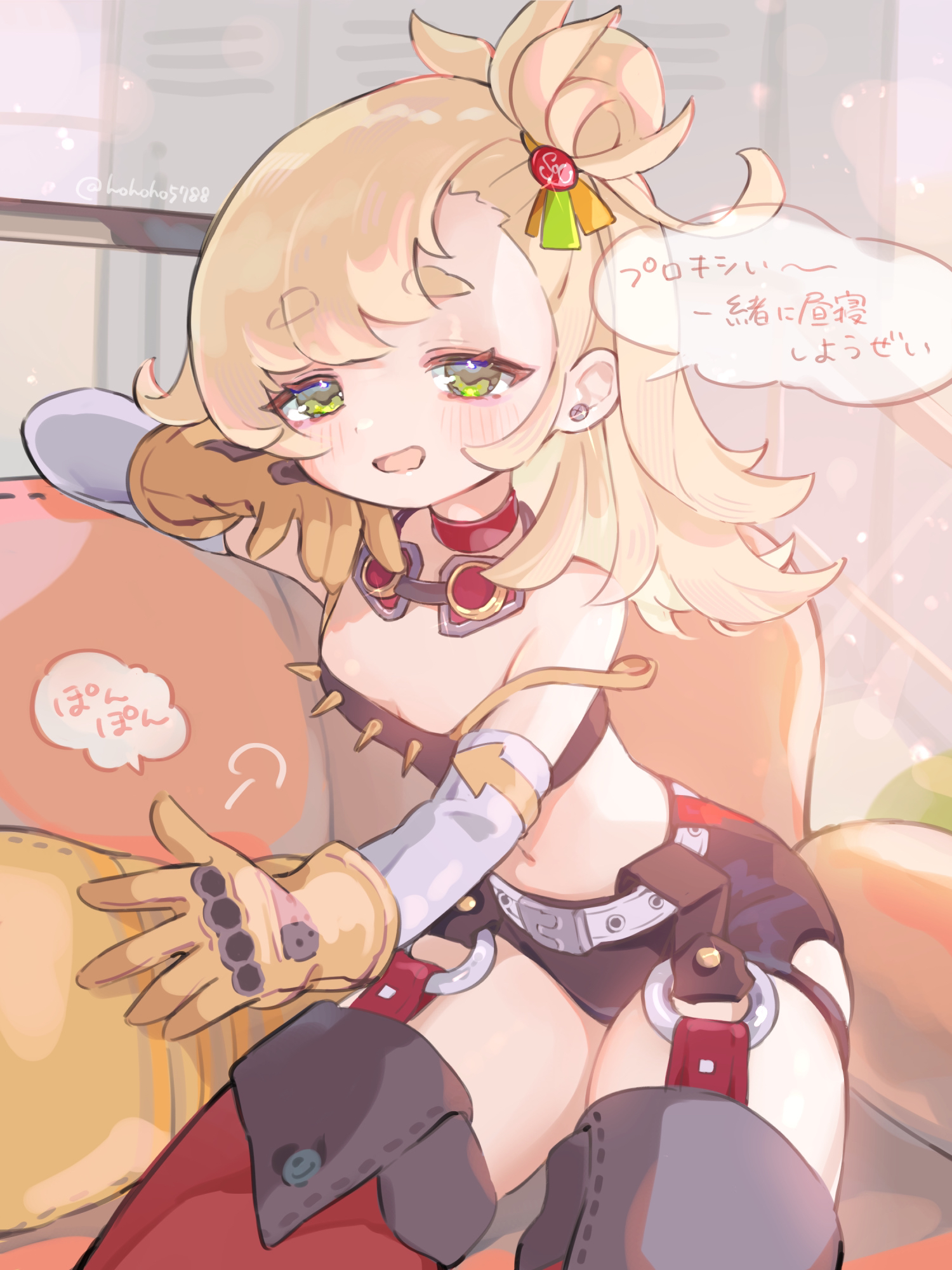 poponnu, piper wheel, zenless zone zero, commentary request, highres, translation request, 1girl, bare shoulders, belt, black shorts, black tube top, blonde hair, blush, breasts, couch, crop top, detached pants, detached sleeves, earrings, gloves, goggles, goggles around neck, green eyes, indoors, jewelry, looking at viewer, navel, on couch, open mouth, orange pants, pants, pillow, short eyebrows, shorts, sitting, small breasts, solo, speech bubble, spiked shirt, stomach, strapless, thick eyebrows, tube top, white sleeves, yellow gloves